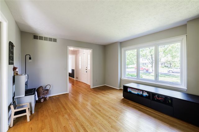 121 Caversham Woods, Pittsford, NY 14534