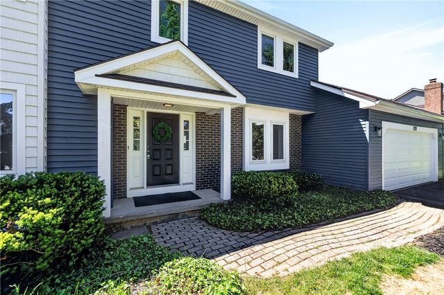 121 Caversham Woods, Pittsford, NY 14534
