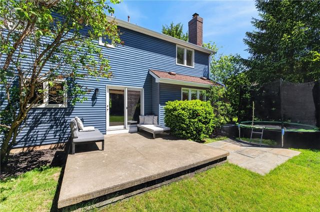 121 Caversham Woods, Pittsford, NY 14534