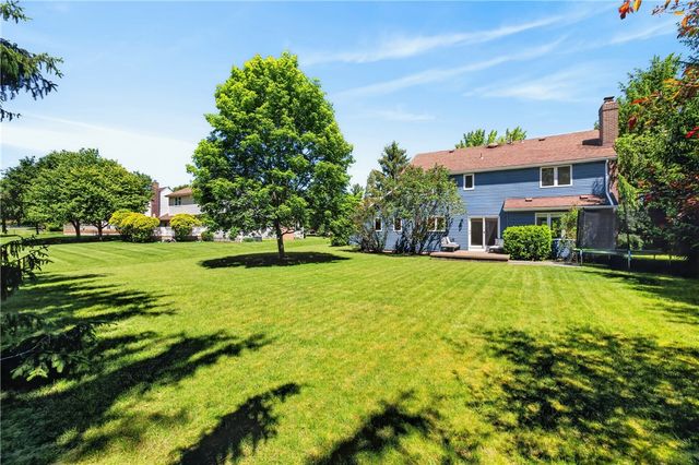 121 Caversham Woods, Pittsford, NY 14534