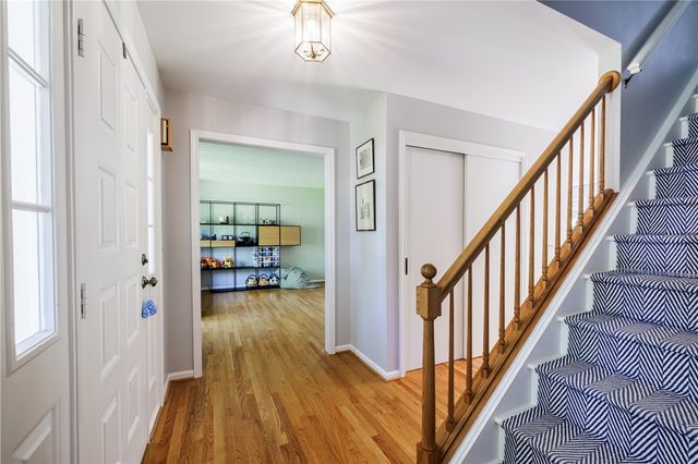121 Caversham Woods, Pittsford, NY 14534
