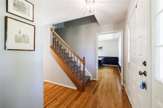 121 Caversham Woods, Pittsford, NY 14534