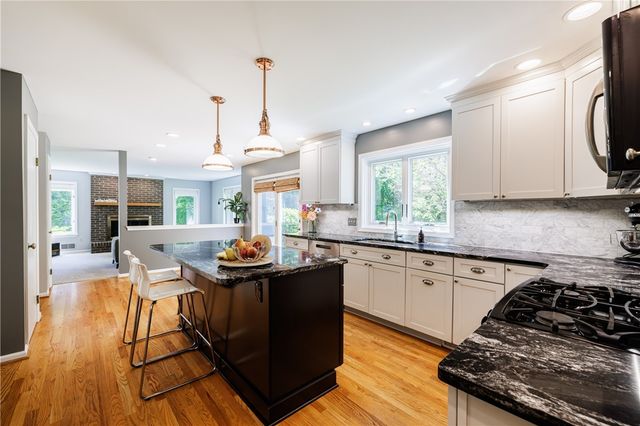 121 Caversham Woods, Pittsford, NY 14534