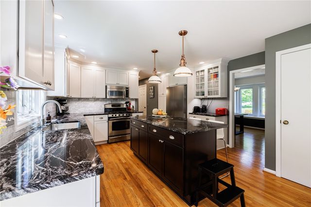 121 Caversham Woods, Pittsford, NY 14534
