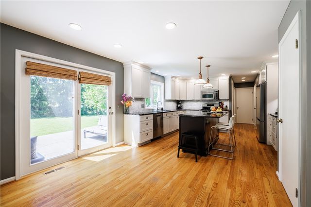 121 Caversham Woods, Pittsford, NY 14534