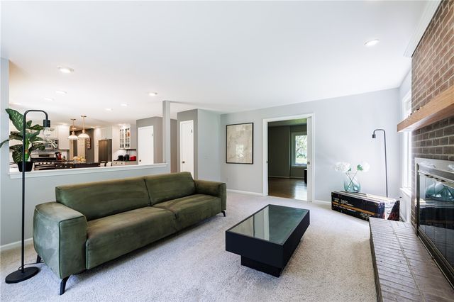 121 Caversham Woods, Pittsford, NY 14534