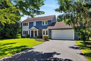 121 Caversham Woods, Pittsford, NY 14534