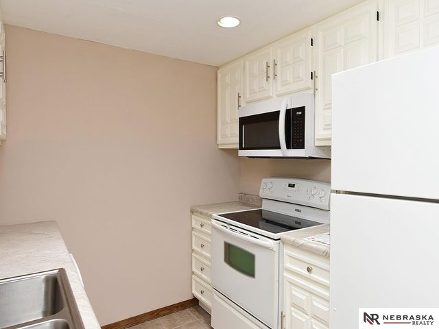 3325 Neerpark Drive, Lincoln, NE 68506