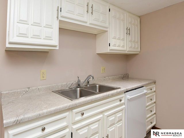 3325 Neerpark Drive, Lincoln, NE 68506
