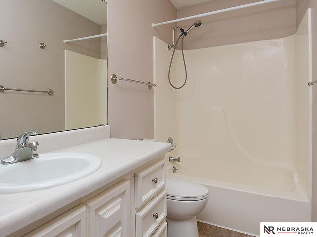 3325 Neerpark Drive, Lincoln, NE 68506