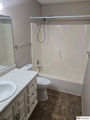 3325 Neerpark Drive, Lincoln, NE 68506