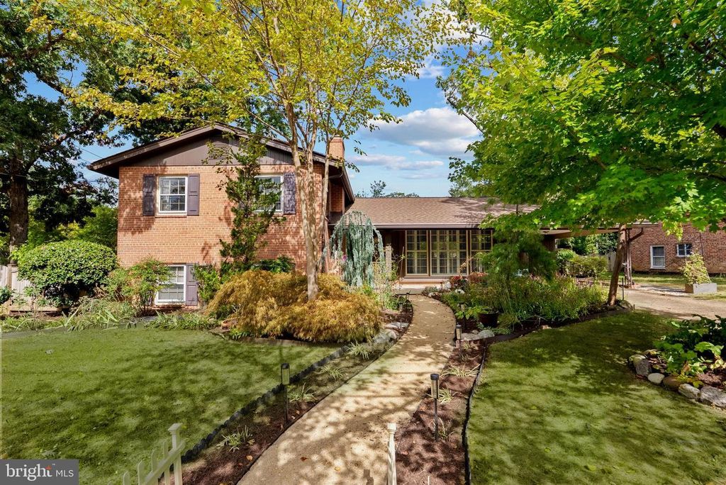 917 CRESTWOOD DR, Alexandria, VA 22302