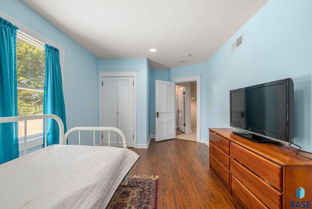 1215 S 5th Ave, Sioux Falls, SD 57105
