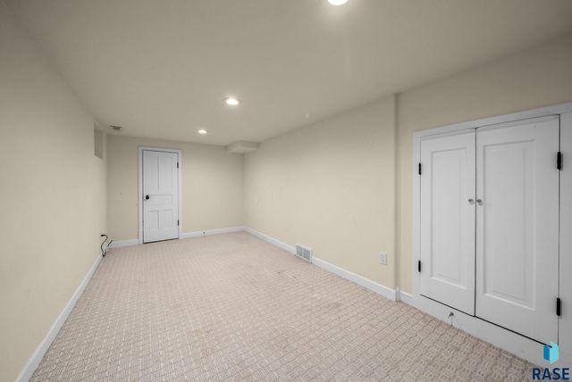 1215 S 5th Ave, Sioux Falls, SD 57105