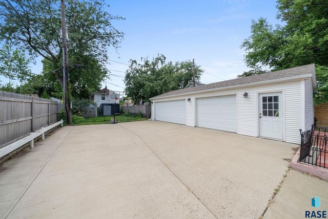 1215 S 5th Ave, Sioux Falls, SD 57105