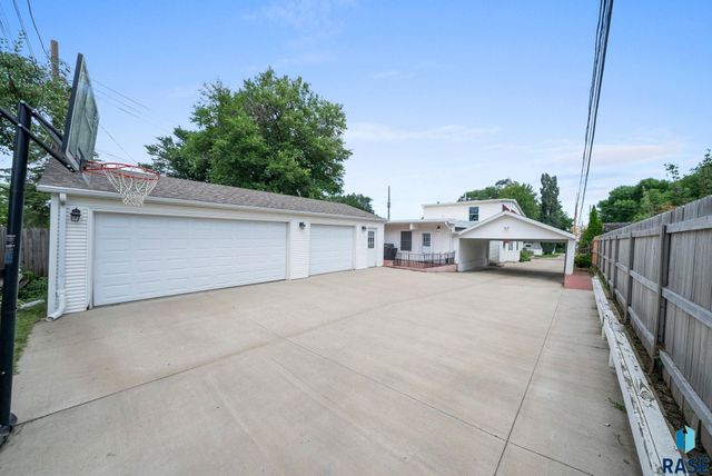 1215 S 5th Ave, Sioux Falls, SD 57105