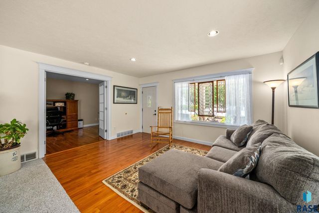1215 S 5th Ave, Sioux Falls, SD 57105