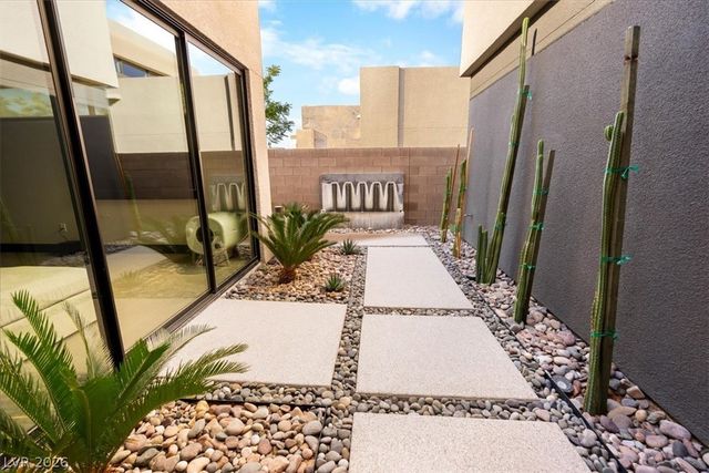 12 Falling Canyon Court, Henderson, NV 89011