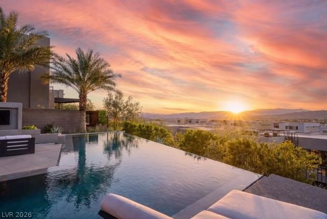 12 Falling Canyon Court, Henderson, NV 89011
