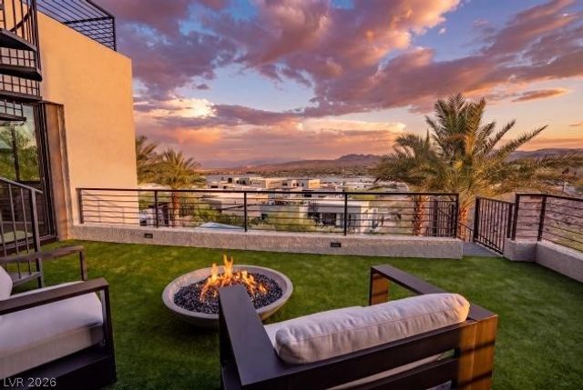 12 Falling Canyon Court, Henderson, NV 89011