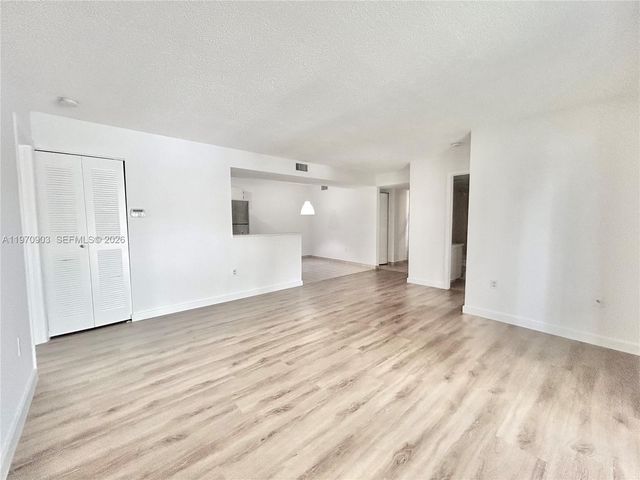 400 W Palm Cir W 201, Pembroke Pines, FL 33025