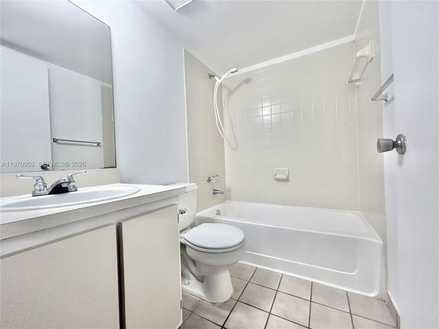 400 W Palm Cir W 201, Pembroke Pines, FL 33025