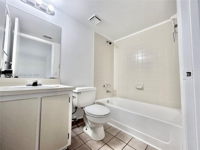 400 W Palm Cir W 201, Pembroke Pines, FL 33025