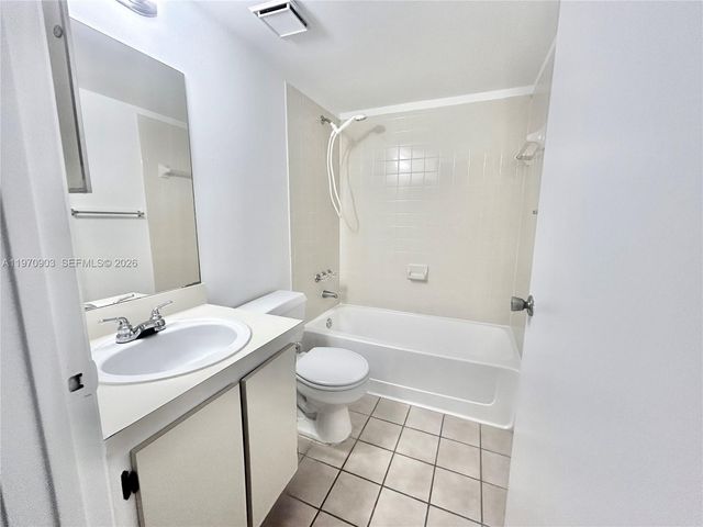 400 W Palm Cir W 201, Pembroke Pines, FL 33025