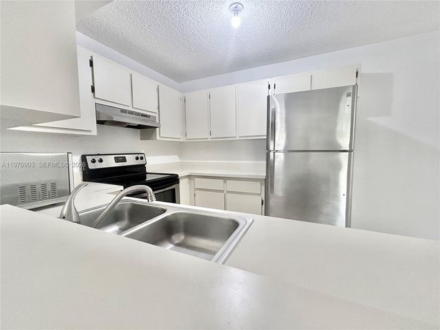 400 W Palm Cir W 201, Pembroke Pines, FL 33025
