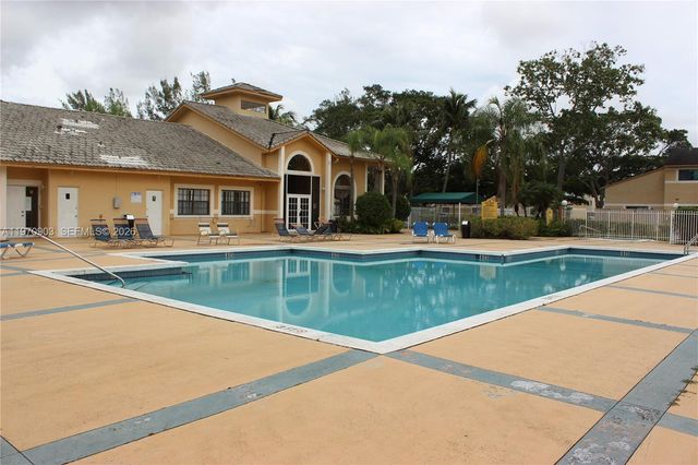 400 W Palm Cir W 201, Pembroke Pines, FL 33025