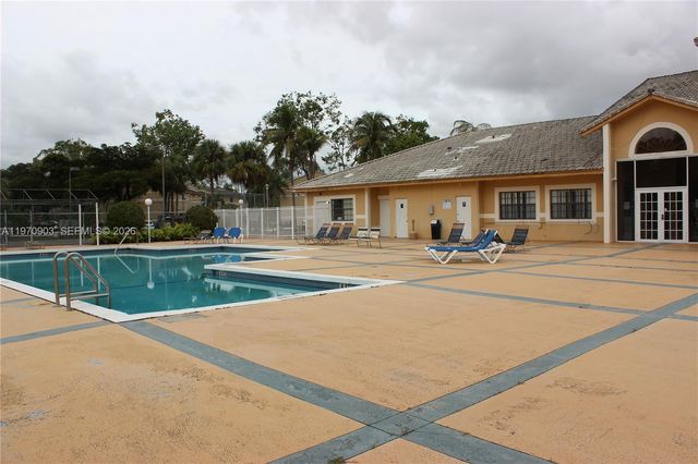 400 W Palm Cir W 201, Pembroke Pines, FL 33025