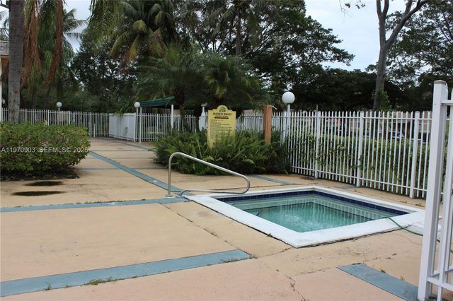 400 W Palm Cir W 201, Pembroke Pines, FL 33025