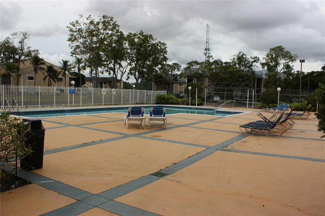 400 W Palm Cir W 201, Pembroke Pines, FL 33025