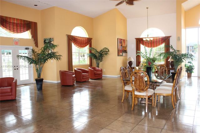 400 W Palm Cir W 201, Pembroke Pines, FL 33025