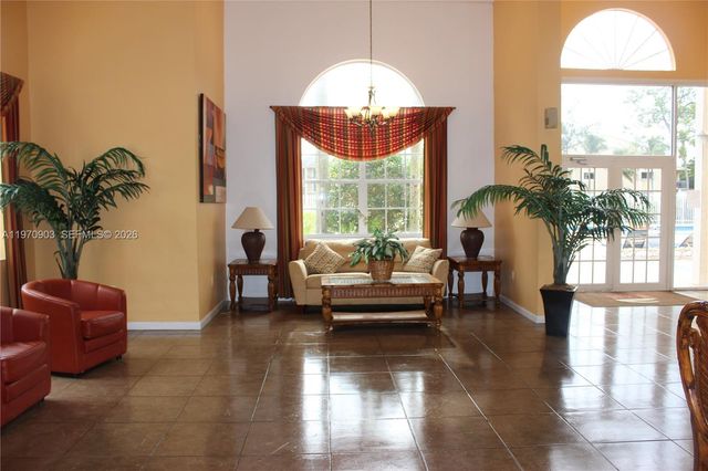 400 W Palm Cir W 201, Pembroke Pines, FL 33025