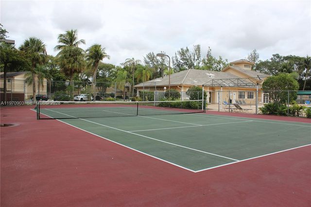 400 W Palm Cir W 201, Pembroke Pines, FL 33025