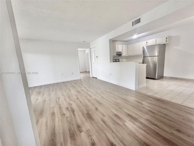 400 W Palm Cir W 201, Pembroke Pines, FL 33025