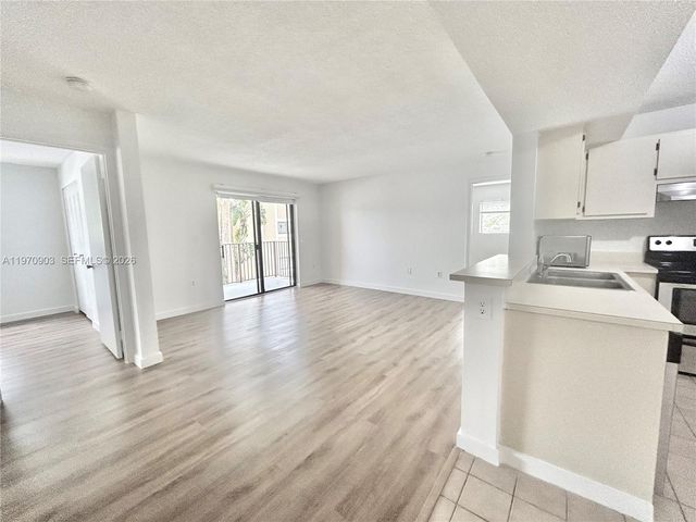 400 W Palm Cir W 201, Pembroke Pines, FL 33025