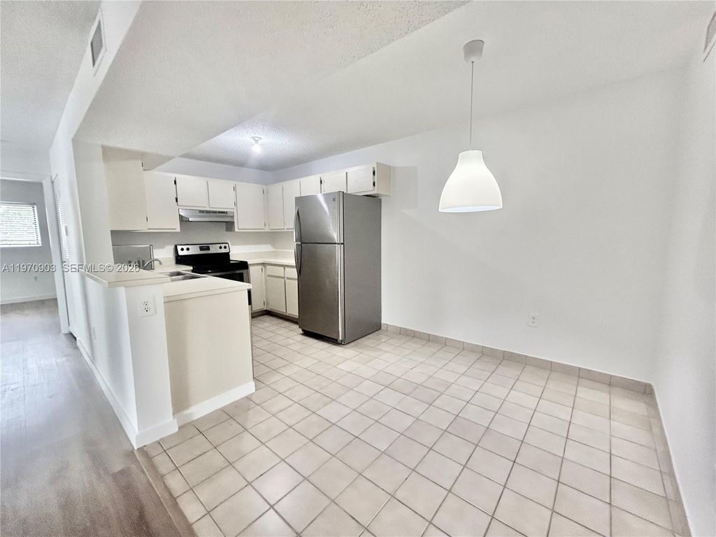 400 W Palm Cir W 201, Pembroke Pines, FL 33025
