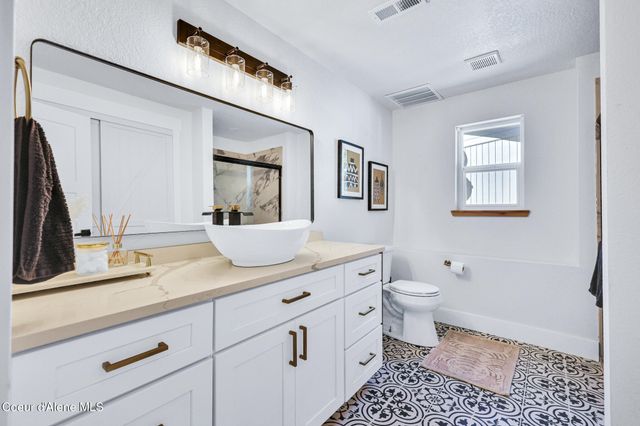 6079 E Hayden Lake Rd, Hayden, ID 83835