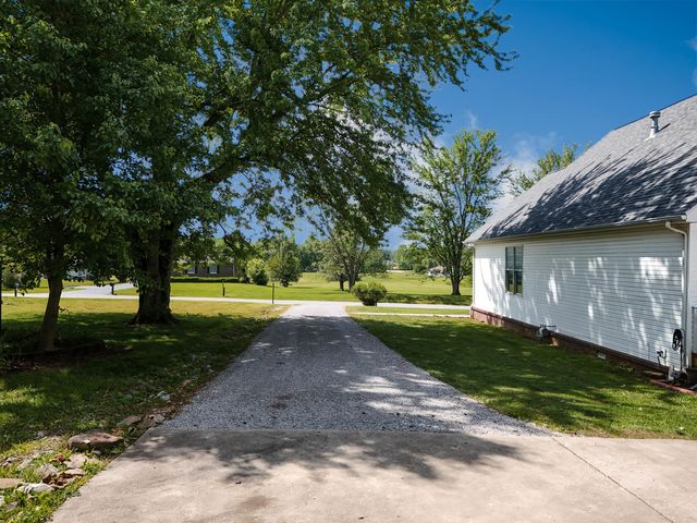 819 E No Name Road, Carbondale, IL 62902