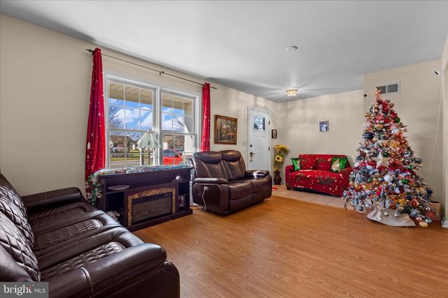 218 LANTERN LN, Chambersburg, PA 17201