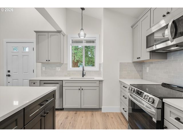 12270 MEADOWLAWN Dr, Oregon City, OR 97045