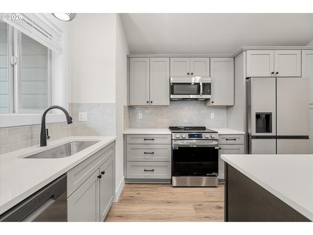 12270 MEADOWLAWN Dr, Oregon City, OR 97045