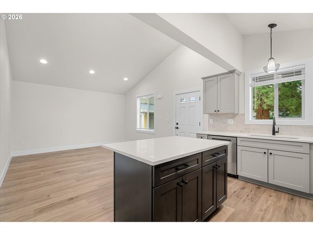 12270 MEADOWLAWN Dr, Oregon City, OR 97045