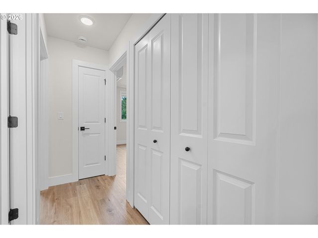 12270 MEADOWLAWN Dr, Oregon City, OR 97045