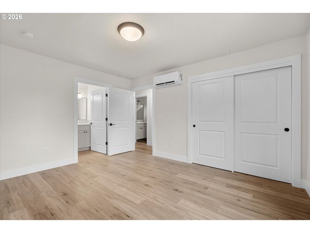 12270 MEADOWLAWN Dr, Oregon City, OR 97045