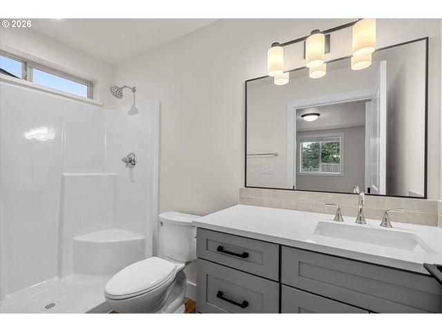 12270 MEADOWLAWN Dr, Oregon City, OR 97045