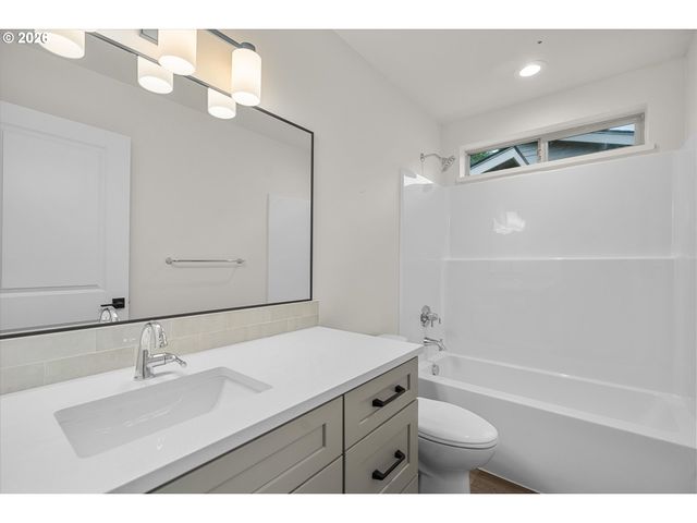 12270 MEADOWLAWN Dr, Oregon City, OR 97045