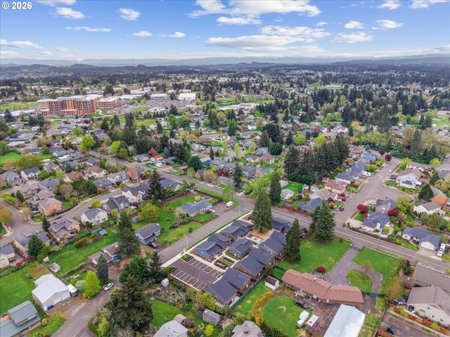 12270 MEADOWLAWN Dr, Oregon City, OR 97045